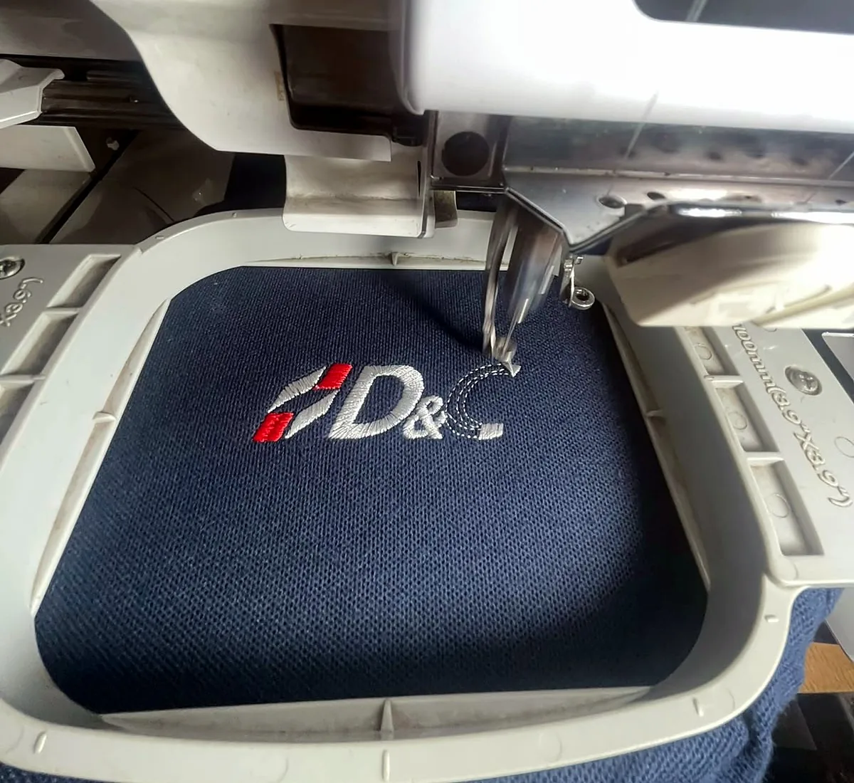 Bordado de logo corporativo en polera piqué