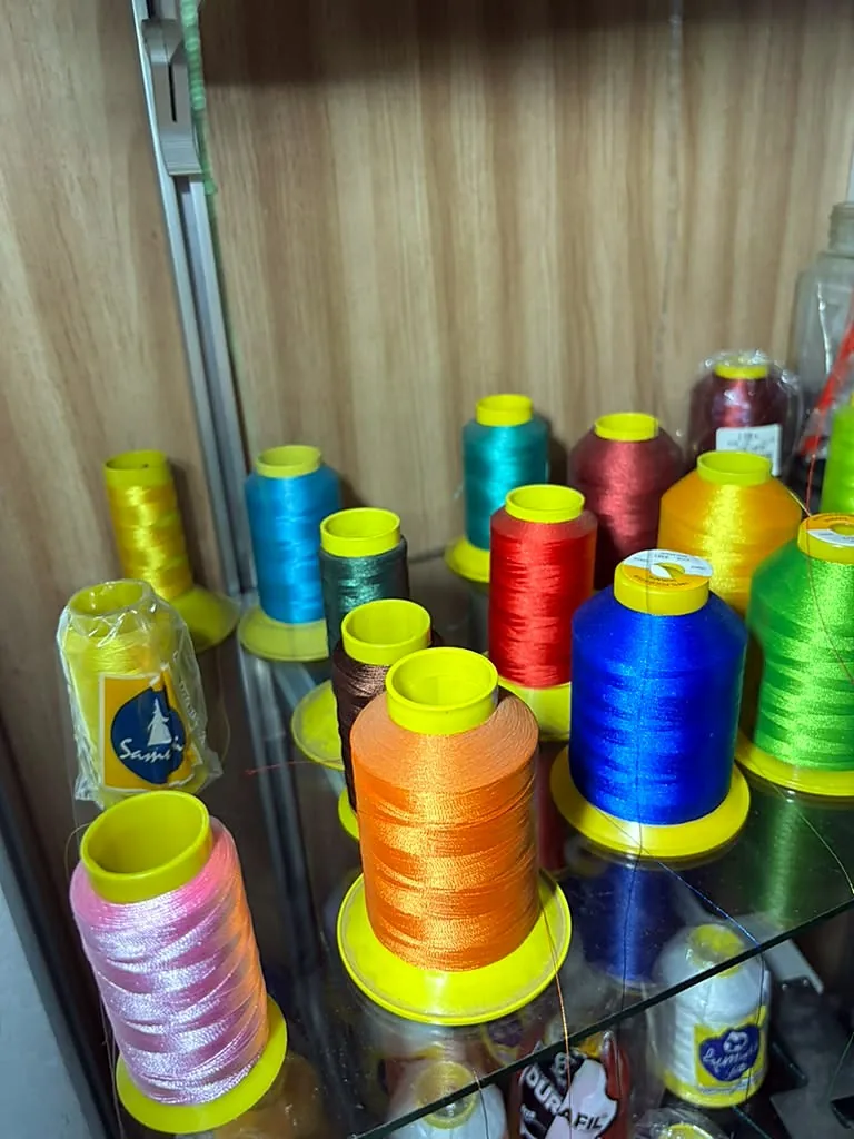 Hilos de bordado en múltiples colores