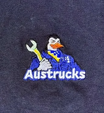 Logo bordado en polera piqué